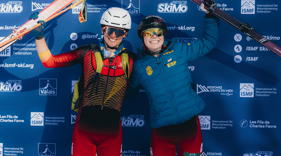 Gonzalo Casares i Laia Sellés, al podi de relleus mixtos U20 dels Mundials d'Esquí de Muntanya (Imatge: ISMF)