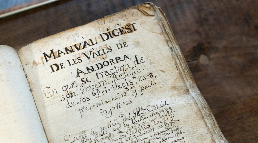 El manuscrit d'Antoni Puig donat al Consell General per Jordi Alcobé (Consell General)