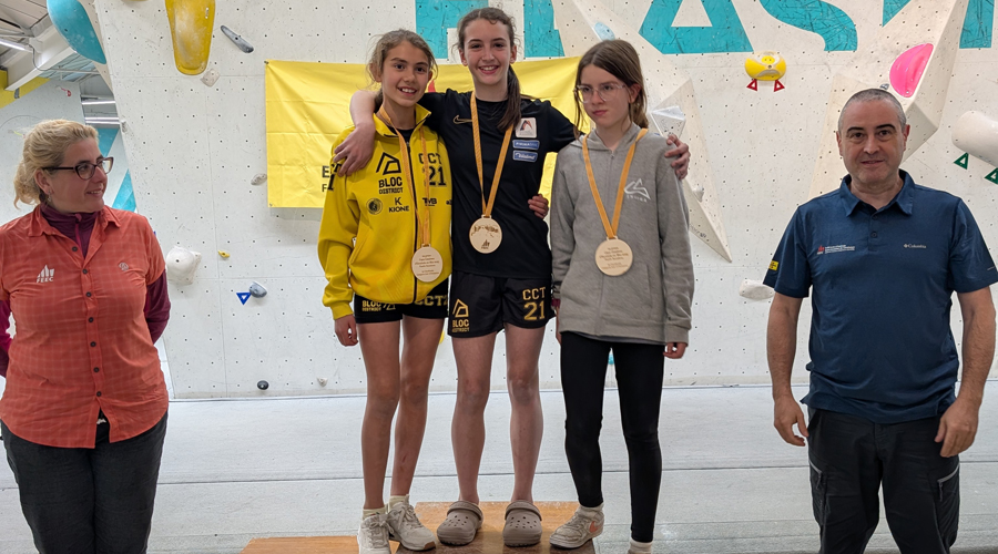 Al centre, Mia Taulats, guanyadora de la prova (FAM)