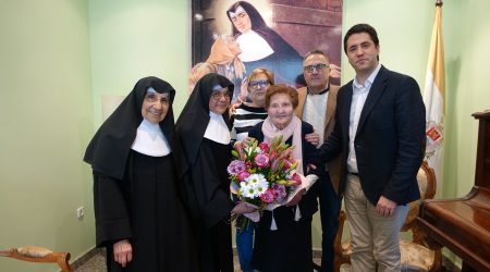 Al centre de la imatge, Presentació Farràs Vilanova, amb el seu ram de flors