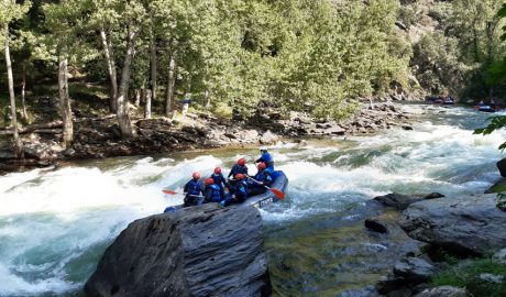Barques de ràfting baixant per la Noguera Pallaresa