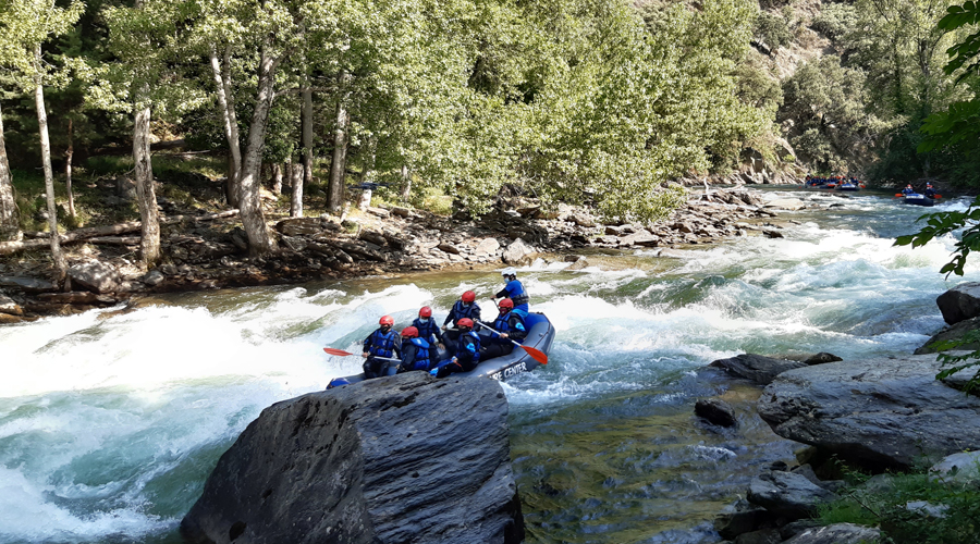 Barques de ràfting baixant per la Noguera Pallaresa (Foto: Endesa)