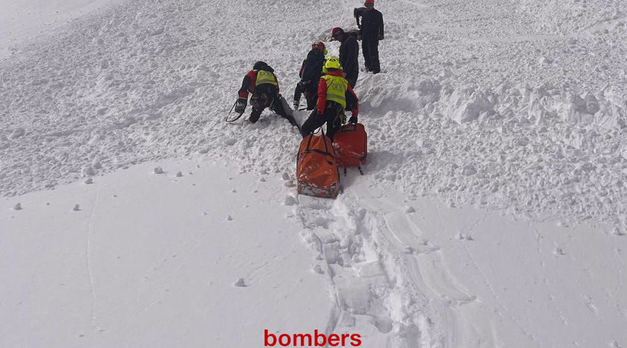 Rescat d'un muntanyenc atrapat per una allau a Alt Àneu, aquest dimarts al migdia (Foto: Bombers Generalitat)