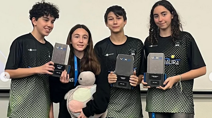 Els Tech Titans de l'Institut La Valira, amb un dels tres premis obtinguts a la fase estatal de la VEX Robotics (Foto: Institut La Valira)