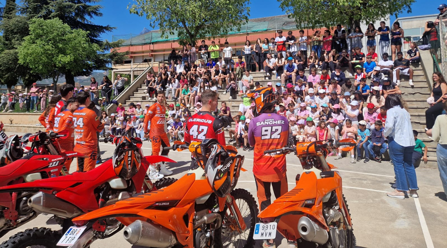 Pilots visitant l'Institut Escola d'Oliana (Moto Club Segre)