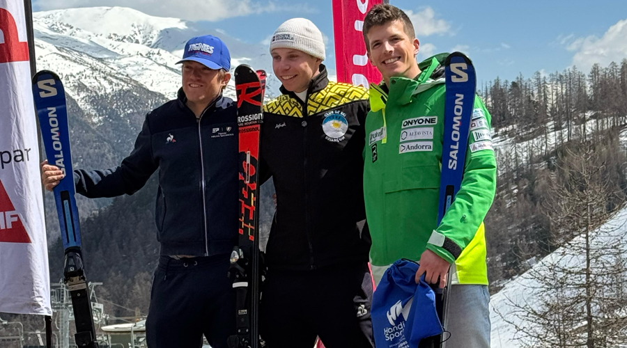 Roger Puig (a la dreta), al podi de l'eslàlom dels Nacionals de França, a Auron (FAE)
