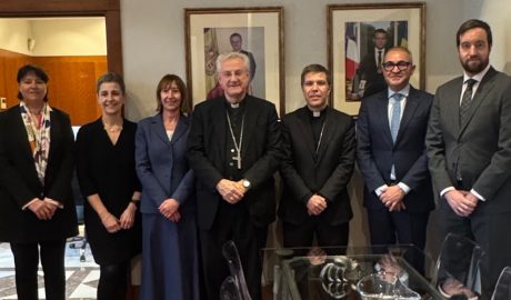 Tercera per l'esquerra, l'ambaixadora d'Andorra i, al seu costat, Vives i Serrano, amb personal de l'ambaixada