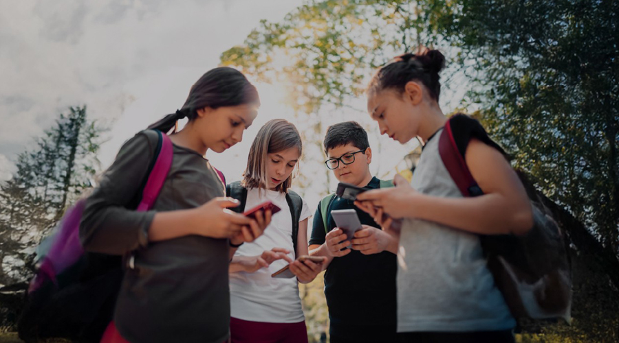 Quatre adolescents amb els seus mòbils (Andorra Telecom)