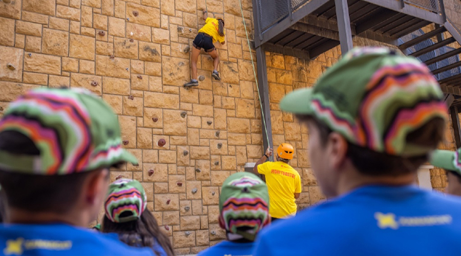 Uns infants gaudint de les colònies (Govern.cat)