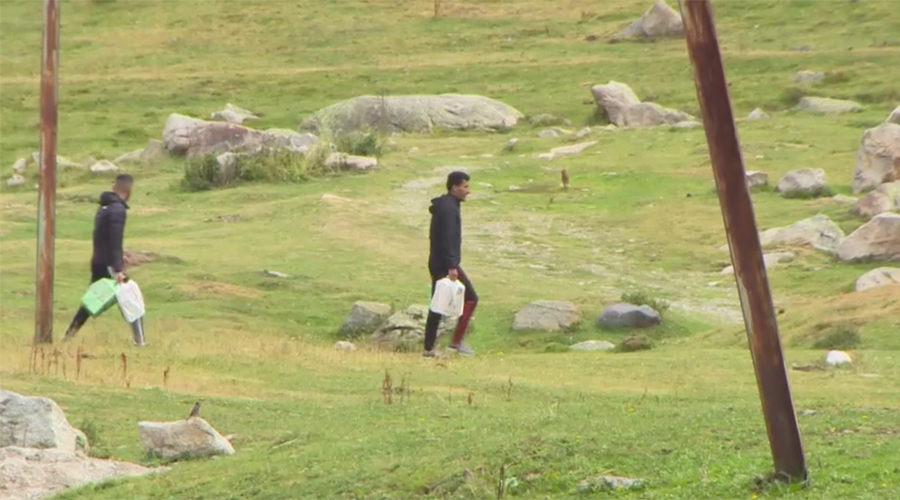 Dos homes portant, molt probablement, paquets de tabac (AndorraDifusió)