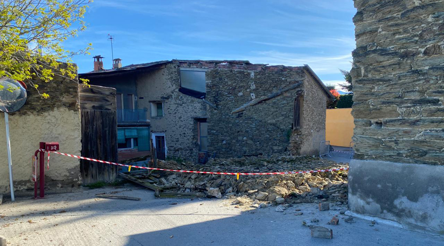 Tall al carrer de la Bola de Castellciutat per la caiguda d’un mur (RàdioSeu)