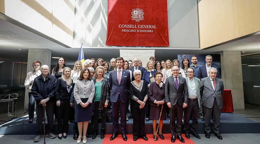 Foto de família en l'acte de reconeixement a les nou sufragistes (SFGA)