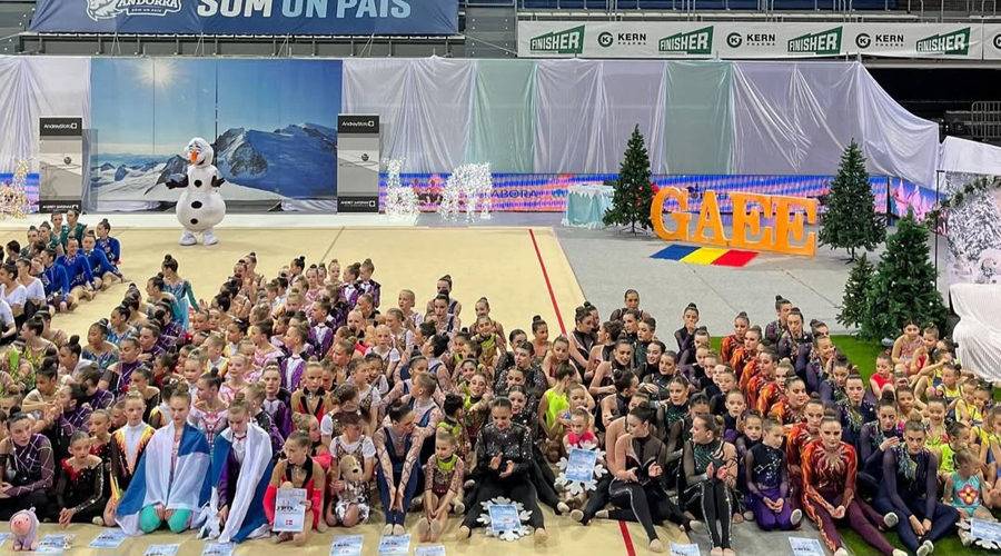 Foto de família a l'Snow Wonderland 2025 (Rítmica GAEE)