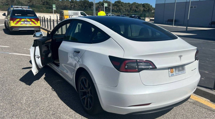 Imatge del taxi interceptat a l'Aeroport de Reus. Mossos d'Esquadra