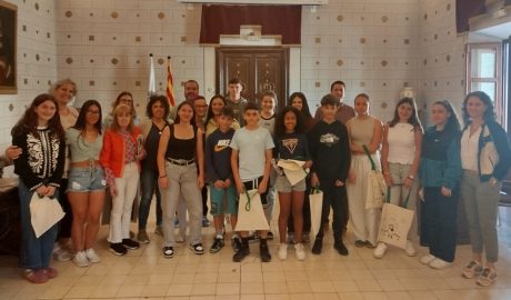 Els joves del Consell Municipal d’Adolescents de la Seu amb les autoritats
