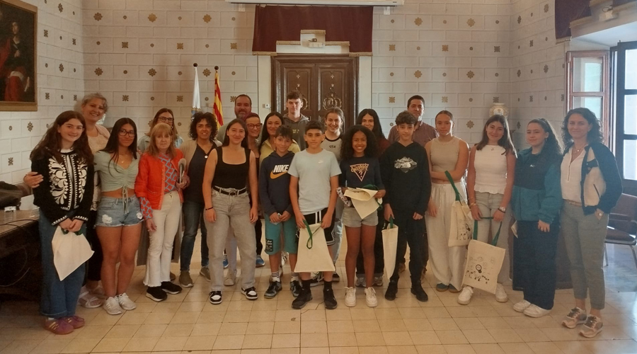 Els joves del Consell Municipal d’Adolescents de la Seu amb les autoritats (Aj. la Seu)