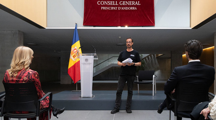 El Dr. Jordi Reviriego durant la seva intervenció (Consell General)