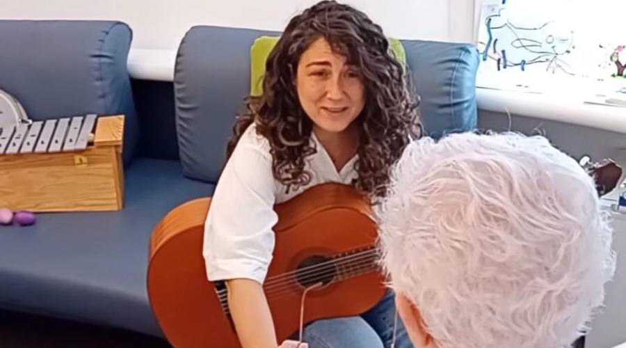 Laia Font en una de les sessions musicals que duu a terme (Fundació ONCA)