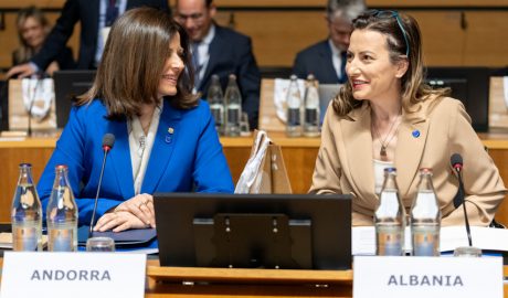 A l'esquerra, la ministra, Imma Tor