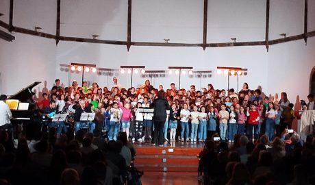 Els alumnes actuant en el concert