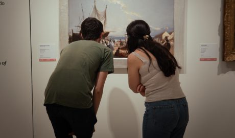 Dos joves observant una obra d'art