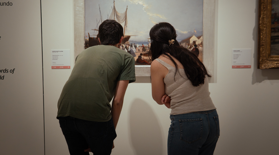 Dos joves observant una obra d'art (Carnet Jove Andorra)