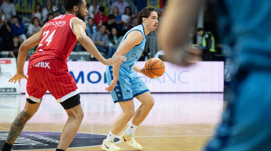 Una jugada del partit entre els andorrans i manresans (ACB)