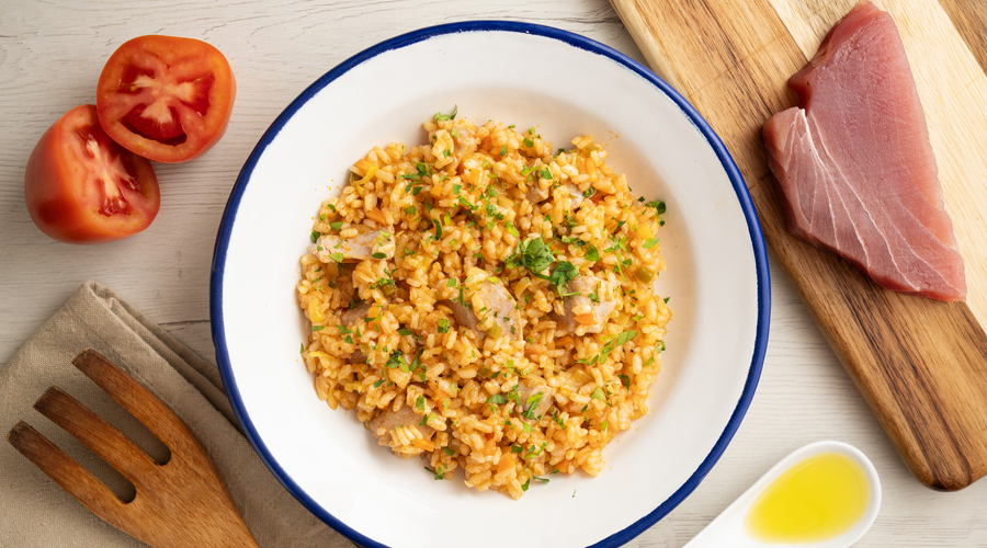 Un plat d'arròs amb bonítol (Getty images)