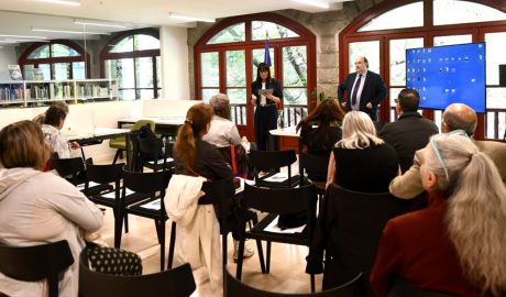 A l'esquerra, la ministra Mònica Bonell, durant la seva intervenció a la jornada