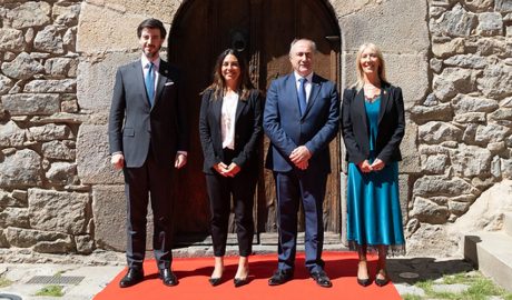 Als extrems, els síndics Carles Ensenyat i Sandra Codina, amb els Capitani Reggenti de San Marino