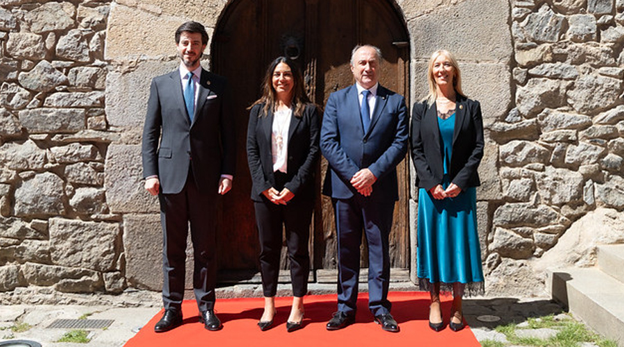 Als extrems, els síndics Carles Ensenyat i Sandra Codina, amb els Capitani Reggenti de San Marino (Consell General)