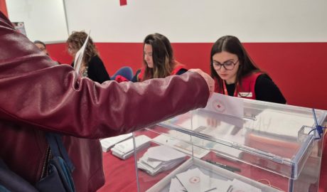 Una persona votant durant la jornada d'eleccions