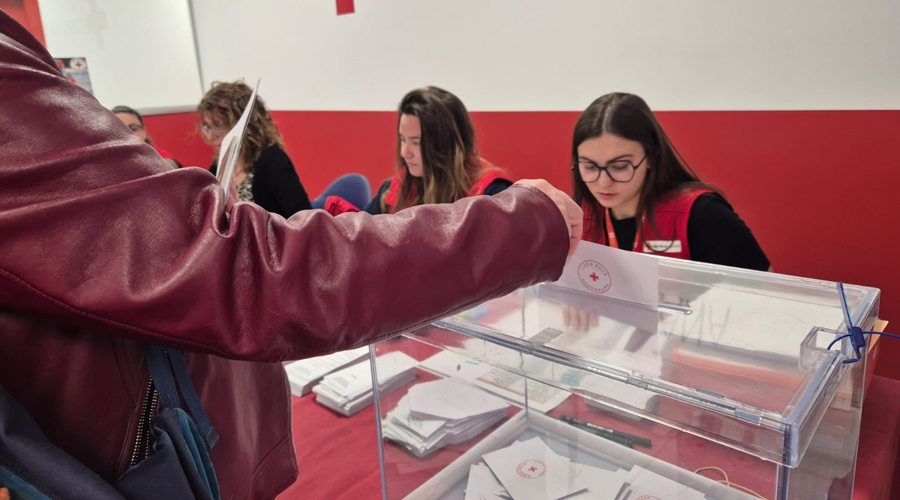 Una persona votant durant la jornada d'eleccions (Creu Roja Andorrana)