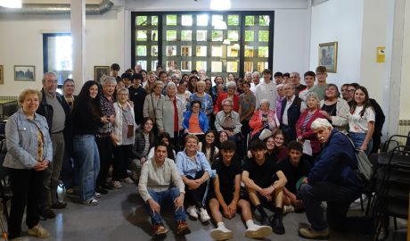 Foto de família dels participants en la iniciativa "Ens escrivim"