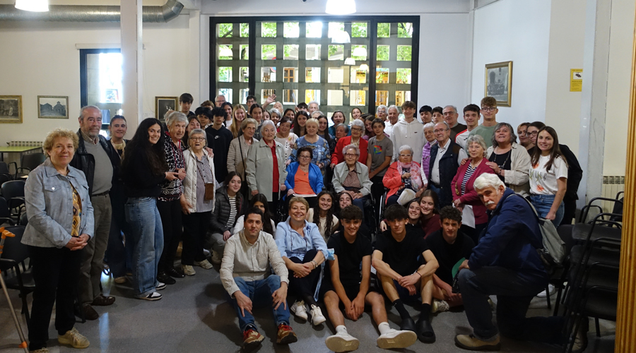 Foto de família dels participants en la iniciativa "Ens escrivim" (Aj. la Seu)
