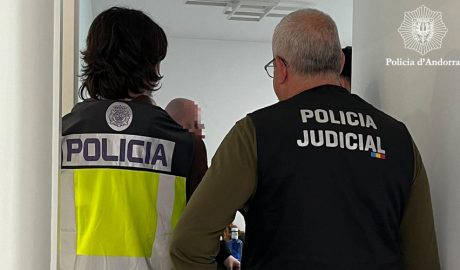 La Policia durant l'escorcoll a l'habitatge del detingut