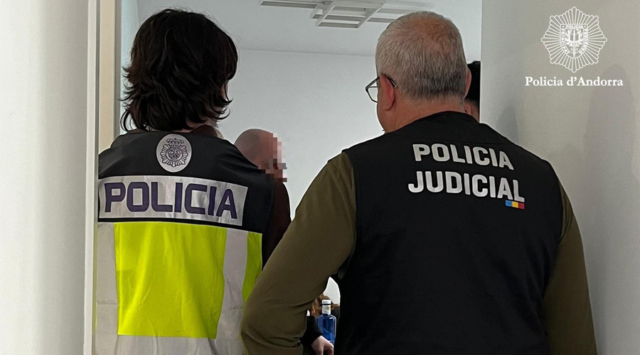 La Policia durant l'escorcoll a l'habitatge del detingut (Policia d'Andorra)