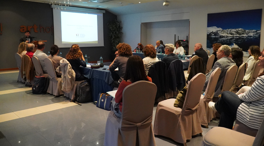 Els assistents escoltant la intervenció del Raonador del Ciutadà, Xavier Cañada (AUTEA Andorra)