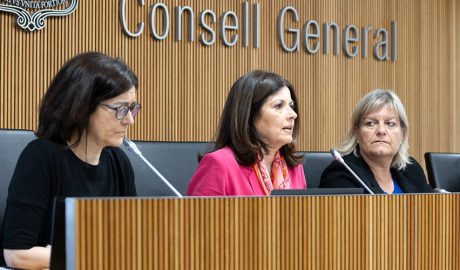 Al centre de la imatge, la ministra Imma Tor, compareixent davant la comissió legislativa de Política Exterior