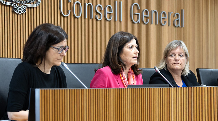Al centre de la imatge, la ministra Imma Tor, compareixent davant la comissió legislativa de Política Exterior (Consell General)