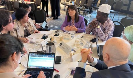 Al centre de la imatge, a la part superior, la ministra Mònica Bonell