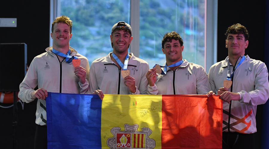 Els components del 4x100 i la medalla de bronze aconseguida (FAN)