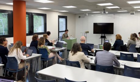 Al fons, Pol Comellas, defensant la seva tesi doctoral