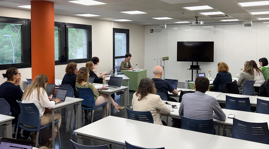 Al fons, Pol Comellas, defensant la seva tesi doctoral (UdA)