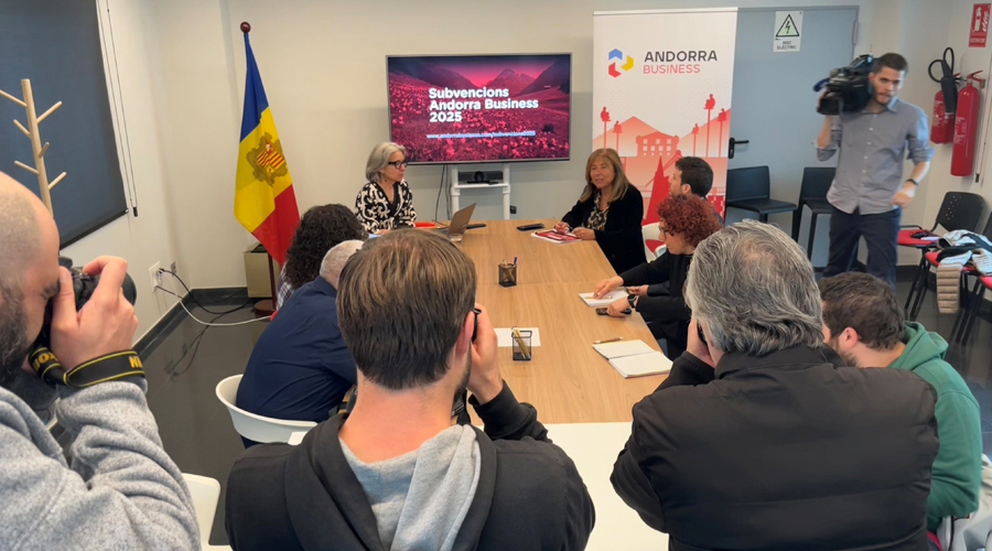 Al fons i al centre de la imatge, Judit Hidalgo i Conxita Marsol (Andorra Business)