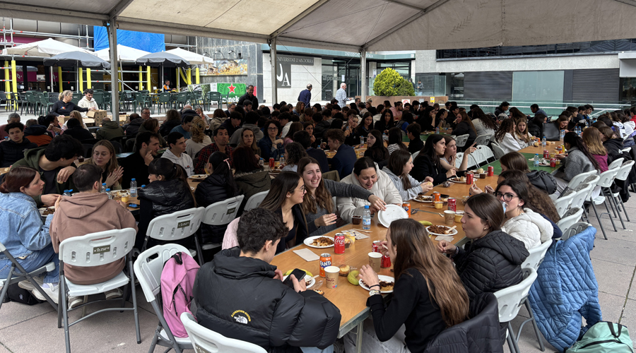 Dinar en la jornada de portes obertes a la universitat (UdA)