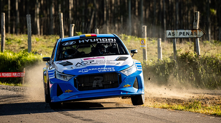 Vinyes i Mercader a l'interior del Hyundai i20-Rallycar (FotoEsport)
