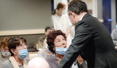 El cap de Govern parlant amb persones grans