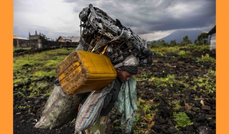 Una imatge de l'exposició “Carbó vegetal: l’or negre dels pobres”