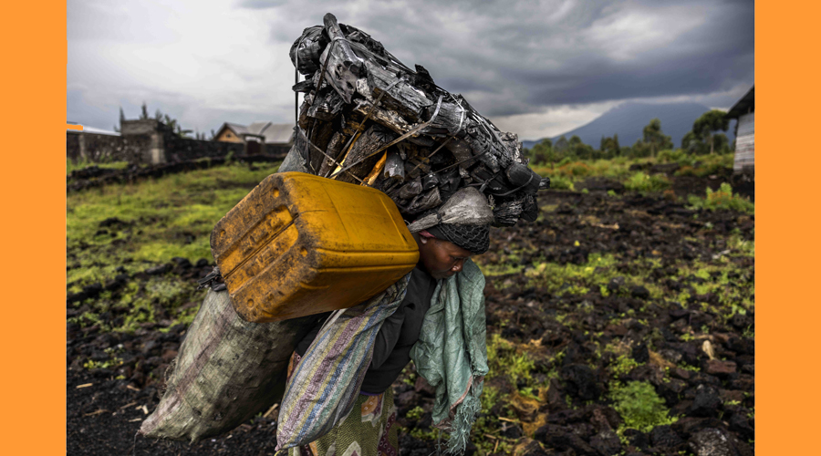 Una imatge de l'exposició “Carbó vegetal: l’or negre dels pobres” (FEDA Cultura)